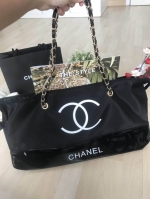 New Gorgeous☆☆ กระเป๋าใบใหญ่ทรง Tote จากแบรนด์ Chanel VIP gift Bag ทำจากผ้าหนา Polyester ฐานล่างกระเป๋าทำจากหนังแก้วผิวมันเงา สวยหรู สกรีนโลโก้ชาแนลหน้าหลัง หัวซิปปั้มโลโก้ ด้านในเป็นช่องกว้าง และมีอีกหนึ่งช่องเก็บของ รุ่นนี้สะพายไหล่เป็นสาย