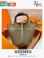 หนังแท้ Hermes Picotin Lock 18 bag กระเป๋าถือแบรนด์หรูระดับโลก งานเกรดออรินอล หนังแท้ทั้งใบ หนังมีลายทอริลลอนคล้ายของจริง มาพร้อมตัวล็อคเคลลี่ Kelly lock รูปทรงเรียบแต่หรู ใช้งานได้ทุกโอกาส ถือง่าย ใช้งานง่าย ภายในโล่งกว้าง ภาพสินค้าถ่ายจากงานขายจริง ใช้ง