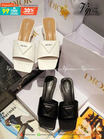 Prada งานสวม สวย เก๋ หรู วัสดุหนัง PU ส้นทรงกระบอกทรงกลม ใส่สบาย ใช้งาน ไม่เมื่อย น้ำหนักเบา ด้านหน้าติดอะไหล่แบรนด์โลโก้ทรงสามเหลี่ยม แมทส์ชุดง่าย