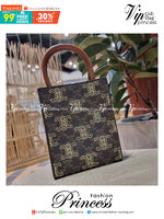 VIP 🥂 CELINE MINI VERTICAL CABAS IN TRIOMPHE CANVAS WITH TRIOMPHE HEART EMBROIDERY ใหม่พร้อมเสิร์ฟ กับกระเป๋าสะพายทรงโท้ท ไซส์มินิ ขนาดกำลังสวยพอดี สะดวกพกพา โดดเด่นด้วยโลโก้ลายปัก ดีเทลเดินด้ายรูปหัวใจ เพิ่มดีเทลความแพงไปอีก วัสดุหนังแคนวาส มีหูจ