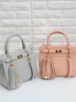 รุ่นขายดีที่สุด สีมาเพิ่มใหม่ค่ะ หนังแกะสังเคราะห์สวยมากคะ รุ่น KEEP Gasia hand bag with frink key สวย น่ารัก ขนาดตอบทุกโจทย์การใช้งาน เห็นแล้ว **เลิฟเลยค่า ตัวกระเป๋าขนาดกำลังดี สวยมาก ดูแลรักษาง่าย ประดับด้วยพู่ ฟรุ้งฟริ้งสุดๆ ทำให้กระเป๋าเก๋ ขึ้น ตกแต่