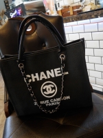 สินค้าขายดีที่สุดในสองปี 👏👏 **กลับมาอีกแล้วคะ งาน พรีเมี่ยมกิ้ฟจากแบรนด์ Chanel กระเป๋า ทรง Tote ผ้า canvas เนื้อหนาอย่างดี มีซับใน ด้านหน้าเพ้นโลโก้แบรนด์หรู **จุดเด่นที่ หูจับมี 2 แบบคือ แบบสายหนัง และ โซ่ สามารถ สะพายไหล่ได้คะ ใบใหญุจุข