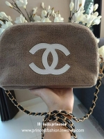 New Arrival!! อีกหนึ่งทรงขายดี กับรุ่นนี้คะ Chanel Precision wolf crossbody bag with chain กระเป๋าทรงโดมผ้าวูฟขนนุ่มเต็มใบ ด้านหน้าปักโลโก้CC หนังแก้วสวยหรู ด้านในเปิดปิดด้วยซิปบุผ้าสีทองน้ำตาลปั้มแบรนด์สวยหรู สายโซ่อะไหล่รมควัน ถอดถือเป็นคลัชต์ออกงานได้!