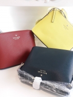 Restock! KATE SPADE CEDAR STREET MANDY แบรนด์ดังจากอเมริกาสุดฮิตของวัยรุ่น กระเป๋าสะพาย หนัง saffiano ขนาดน่ารักกำลังดี เปิดปิดด้วยซิปเดียวด้านบน ภายในมีช่องเล็ก 1 ช่อง ใส่มินิไอแพคได้ ความยาวสาย 117cm ปรับได้ถึง 5 ระดับ รุ่นฮิตอีกรุ่นที่ไม่ควรพลาดเลยคร้า