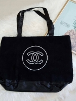 New Arrival !! chanel tote bag กระเป๋าทรง Tote ใบใหญ่ ขนนิ้มนิ่ม จากงานพรีเมี่ยมกิ้ฟ ของแถมจากน้ำหอม จากแบรนด์ CHANEL เนื้อกระเป๋าทพจากขนเทียม ผิวสัมผัสฟูนิ่ม ปักโลโก้แบรนด์ด้านหน้า ด้านในเปิดปิดด้วยกระดุม บุผ้าซับใน ใส่ a4 ได้คะ จะสะพายไปเรียนหรือทำงาน ใ