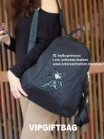 ใช้ได้ทั้งหญิงชาย!! อย่ารอช้า รีบคว้าด่วน Don't Miss! PRADA NYLON BACKPACK กระเป๋าสะพายเป้ พรีเมี่ยมกิ้ฟจากเคาน์เตอร์ต่างประเทศรุ่น Limited edition ที่ฮ๊อตสุดๆ วัสดุเป็น Nylon เนื้อหนาคุณภาพดีตามแบบฉบับของแบรนด์ ขนาดกำลังดี น้ำหนักเบา ด้านหน้าเป็นลาย