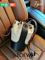 พรีเมี่ยมกิ๊ฟแท้ 100% 】LOEWE CROSSBODY ANAGRAM BUCKET BAG GIFT WITH PURCHASE (GWP) กระเป๋าถือหรือสะพายพรีเมี่ยมกิ๊ฟ Limited จาก LOEWE PERFUME DUTYFREE COUNTER รุ่นใหม่ล่าสุด Rare items หายากสุดเลอค่าวัสดุ Anagram Canvas ตัดหนังแท้ Calfskin สุดคลาสสิค