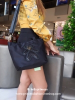 PRADA NYLON MINI TOTE BAG กระเป๋าสะพายขนาดมินิทรง TOTE พรีเมี่ยมกิ้ฟจากเคาน์เตอร์ต่างประเทศรุ่น Limited edition ที่ฮอตสุดๆในขณะนี้ วัสดุเป็น Nylon ตามแบบฉบับของแบรนด์ ขนาดมินิกำลังดี น้ำหนักเบา ด้านหน้าเป็นลายหมีปั๊กกลิ้ตเตอร์โลโก้แบรนด์อะไหล่ทองหรู ภายใน