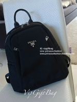 ุ่นใหม่พร้อมส่ง NEW!! PRADA NYLON BACKPACK กระเป๋าสะพายเป้ วัสดุทำจาก ผ้าPolyester คุณภาพดี สามารถกันน้ำได้ในระดับนึง เปิดปิดด้วยซิปจุของได้เยอะ สายสะพายหลังลายแบรนด์ สามารถปรับได้ฟรีด้านหน้ามีช่องซิป2ช่องใส่ของได้ ด้านในมีช่องแบ่งสามารถใส่มือถือได้ ใส่เอ