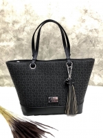 New !!! GUESS HANDBAG SHOULDER BAG พร้อมส่ง สินค้าเข้าใหม่ค่ะ!!!กระเป๋าถือและสะพายไหล่ วัสดุผ้าปักลาย G ทั้งใบค่ะ ด้านหน้าติดโลโก้แบรนด์หรู พร้อมห้อยพวงหนังยาวลงมาบอกเลยสวยมากๆค่ะเปิดปิดกระเป๋าแบบซิป กระเป๋าซับในลายแบรนด์ ภายในกระเป๋าแบ่งเป็นสองช่องใหญ่ใส