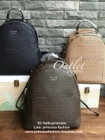 GUESS WOMAN'S BACKPACK กระเป๋าสะพายเป้ขนาดกำลังดี วัสดุหนังแกะสังเคราะห์ โลโก้รอบใบ หนังสวย น้ำหนักเบามากกกๆ!! กันน้ำ ทำความสะอาดง่าย มีหูหิ้วเเละสายสะพายหลังเลื่อนปรับได้ 5 ระดับ ด้านหน้าประดับโลโก้แบรนด์ อะไหล่เงิน และ มีช่องใส่ของ 1 ช่อง เปิดปิดด้