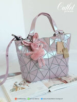 David Jones กระเป๋าสะพายข้างดีไซน์เกร๋มาก สีสวยหรูมาก ขนาดกะลังดีเลย ปรับทรงได้ 2 แบบ น่ารักมาก สี Rose pearl สวยที่สุด มาพร้อมกระต่ายเข้า set เลิศคะ