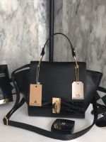 ทรงขายดี มาใหม่สวยหรูมากคะ 💜 กระเป๋าถือ / สะพายจาก แบรนด์ David jones หนังอย่างดี ขนาด กำลังดี มีช่องใส่ของจุกจิกด้านใน สีสวยคะ เข้ากับชุดได้ง่ายมากๆ ใบนี้แนะนำเลย สวยมาก