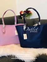 Cath kidston tote bag กระเป๋าสะพายรุ่นใหม่ วัสดุ PU คุณภาพดี นิ่ม น้ำหนักเบา เช็ดทำความสะอาดง่าย เปิดปิดกระเป๋าด้วยกระดุมแม่เหล็ก ด้านในโล่งกว้างมีช่องซิปสำหรับใส่ของ จุของได้เยอะ สายสะพายไหล่ยาวสุด22cm.ขนาดกำลังดีราคาสุดคุ้มห้ามพลาดค่ะ