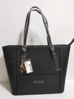 New !!! GUESS LARGE TOTE BAG พร้อมส่ง กระเป๋าถือทรง Tote ลายหนังซาฟเฟียโน่ น้ำหนักเบา ด้านหน้าติดโลโก้แบรนด์ตัวใหญ่อะไหล่เงินค่ะ พร้อมห้อยอะไหล่แบรนด์เพิ่มความหรู เปิดปิดกระเป๋าแบบซิป ซับในเป้นผ้าลายแบรนด์สวยค่ะ ภายในกว้าง ใส่ของได้จุทีเดียวนะค่ะ มีช่องซิ