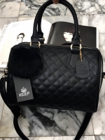 รุ่นใหม่ล่าสุด ขนาด มินิ หนังแกะสวยมากคะ สีเข้าใหม่ >> สี classy black รุ่น KEEP quited leather Pillow bag สวย น่ารัก ขนาดตอบทุกโจทย์การใช้งาน เห็นแล้ว #หลงรักเลยคะ ตัวกระเป๋าขนาดกำลังดี จุของคุ้ม หนังแกะ สวยมาก ดูแลรักษาง่าย #ตกแต่งด้วยพวงกุญแจปอมๆ