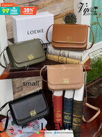 small : LOEWE Goya anagram small leather shoulder bag มาทำความรู้จักทุกดีเทลของ กระเป๋า GOYA ไอเท็มใบใหม่ล่าสุดจาก Loewe ด้วยรูปทรงกล่องอันคลาสสิกที่มาพร้อมรายละเอียดอันน่าค้นหา ด้วยรูปทรงบ็อกสุดคลาสสิก พร้อมโครงสร้างที่กะทัดรัดเปี่ยมไปด้วยสเน่ห์น่าค้นหา 