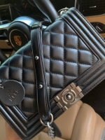 รุ่นขายดีมาเพิ่มแล้วค่า KEEP Quited Boy Bag *** คอลเลคชั่นใหม่หนัง Microfiber สวย ทนขึ้นกว่าเดิม สายโซ่ทำจาก Metal premiers เบาและไม่เป็นคราบเวลาสะพาย สวยกว่าเดิม ใครชอบทรงนี้ห้ามพลาดเลยนะคะ 🤩 กระเป๋า ทรง boy style KEEP LOOK Cool มากๆ เลยน๊าใบนี้ 