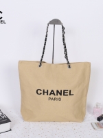 โซ่เงิน Chanel Shopper's Tote กระเป๋าสะพายทรง Tote VIP gift แท้ จาก counter น้ำหอมของ brand วัสดุ canvas เนื้อหนา อะไหล่ปั๊มแบรนด์ ภายในบุผ้าอย่างดี จุได้เยอะ มาพร้อมสายสะพายไหล่ แบบโซ่ต่อหนังสวยหรูค่ะ