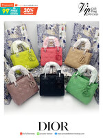 DIOR CD LADY BAG / Christian Dior Lady Dior Ultra-Matte Bag พร้อมส่ง 6 โทนสีพาสเทลหวานๆ น่ารักละมุน ตัวห้อยโลโก้โทนสีเดียวกับกระเป๋า น่ารักมากค่ะ ดีไซน์เรียบง่าย แต่แฝงไปด้วยความหรูหรา วัสดุหนังแท้ ทรงกล่องคลาสสิค มีหูจับในตัวและสายครอสบอดี้สุดเลิศ ที่มาพ