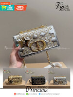 DIOR CARO BAG 8" กระเป๋าสะพายข้างทรงสวยรุ่นพิเศษ ปักหมุดสีทองเต็มใบ หรูหราอร่ามทั่วทั้งใบ ดีไซน์ย้อนยุค เป็นเอกลักษณ์และคลาสสิค หรูหรา ใช้งานง่าย ในราคาสุดคุ้ม จัดเลย!!