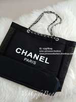 Chanel Shopping Bag With Chain กระเป๋าสะพายใบใหญ่ทรง Shopping Bag Limited Edition พรีเมี่ยมกิ้ฟของแท้นำเข้าจาก Chanel Perfume Counter #ของแท้100% (ไม่ใช่งานเลียนแบบ) ใบใหญ่วัสดุ Nylon โปร่ง #อะไหล่เงิน ♡ ปั้ม CHANEL อีกด้านเป็นโลโก้ CC เปิดปิดด้วยแ