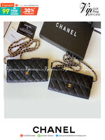 หนังแท้ CHANEL WALLET WITCH CHAIN พร้อมส่งที่ไทย ภาพสินค้าถ่ายจากงานขายจริง ใช้งานต่างประเทศได้ รุ่นยอดนิยมไอเท็มฮิตวัสดุหนังคาเวียร์สวยคลาสสิคเปิดปิดด้วยฝาปิดกระดุมด้านหน้ามีโลโก้แบรนด์อะไหล่สวยหรูดูดีมาพร้อมสายโซ่อะไหล่เงินและทอง ร้อยหนังจะสะพายไหล่ หรื