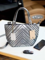 David Jones mini tote bag New arrival & Limited edition กระเป๋าถือหรือสะพาย ลายสวย V shape look modern ปรับใช้ได้ 2 ทรง น้ำหนักเบา ใส่กระเป๋าสตางค์ยาวได้ค่ะ มีช่องเล็กใส่ของจุกจิก ใบนี้ mix & match ได้ทุก look ค่ะ #OBSDAVIDJONES