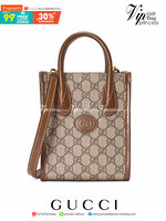VIP GIFT 】หนังแท้ GUCCI New Season GG-canvas tote bag กระเป๋าถือและสะพายได้ มีสายยาวให้ด้วยค่ะ ออกแบบมาให้เข้ากับไลฟ์สไตล์ที่ไม่หยุดนิ่งของคุณ ดูเรียบง่าย แต่หรูหรา ด้วยดีไซน์ของกระเป๋าทรงสี่เหลี่ยมผืนผ้า ด้วยสีและรูปทรงที่เรียบง่ายจึงสามารถแมทช์กับสีสันข