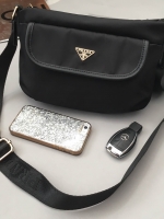 รุ่นมาใหม่ 🌲งานพรีเมี่ยมกิ้ฟ จากเคาเตอร์ต่างประเทศคะ 🐼รุ่น Limited edition ค่า ได้ กระเป๋าอเนกประสงค์ จากแบรนด์ PRADA มาค่า เป็น กระเป๋าผ้าไนล่อน ตามแบบฉบับของแบรนด์เลย ใบนี้มีสายยาวให้คะ #เลิศมาก สะพายเป็น shoulder bag ได้เลย ขนาดกำลังดีคะ