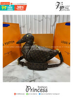 ORI หนังแท้ | LV Duck Bag Monogram coated canvas body and trim กระเป๋าดีไซน์รูปน้องเป็ด 3D กระเป๋าสะพายไหล่ขนาดกะทัดรัดรูปทรงสัตว์อันเป็นสัญลักษณ์ของสไตลิสต์สตรีทแวร์ผู้นี้