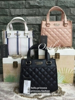 GUESS TAYLOR MINI SATCHEL CROSSBODY BAG กระเป๋าสะพายใบเล็ก สไตล์ สวยหรู คุณหนู ไฮโซ น่ารักมากๆ วัสดุหนังpu เย็บลายตาราง หนังนิ่ม จับนุ่มมือ และ ลายทาง หนัง saffiano ตั้งอยู่ทรง แบบน่ารักไม่ซ้ำใคร ด้านหน้าประดับโลโก้แบรนด์ อะไหล่ทอง มาพร้อมสายโซ่ ถอดออกได้