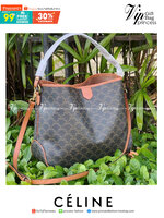 Celine Triomphe Large Shoulder Bag กระเป๋าสะพายรุ่นนี้ก็เป็นอีกหนึ่งใบที่คุ้มค่าคุ้มราคามากสำหรับสาวๆที่ชอบพกพาสิ่งของเยอะ เพราะมีฐานที่ขนาดกว้างเลยทีเดียว ด้วยดีไซน์กึ่งทางการ กึ่งลำลอง จึงใช้งานได้หลายโอกาส ลายtriompheที่โดดเด่นเป็นเอกลักษณ์ หรูหราดูแพง