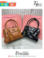 ORI หนังแท้ | Miu Miu Solitaire leather bag กระเป๋าสะพายทรงโท้ทโฮโบ เรียบง่าย เรียบหรูดูลัคชูสุดๆ สวยก่อนใครกับคอลใหม่ล่าสุดตัวแม่ตัวมัมไม่ควรพลาด จะของได้เยอะ ขนาดสะพายกำลังสวย สะพายไปทำงาน ไปเรียน ไปเที่ยวได้หมด ครบจบในใบเดียว