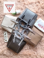 GUESS Factory Women's Diem Logo-Print Mini Tote Bag กระเป๋าถือหรือสะพาย วัสดุpolyesterกันน้ำได้ มีลายsignatureลาย G รอบใบ เปิดปิดด้วยซิปเดียวด้านบน ภายในบุผ้าลายsignatureเช่นเดียวกับด้านนอก สายและหูจับปรับระดับได้ ใช้งานได้หลายโอกาสคร้า!!