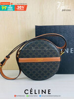 VIP GIFT 】หนังแท้ CELINE TRIOMPHE ROUND PURSE ON STRAP กระเป๋าทรงครอสบอดี้ ใบกลมเล็กน่ารัก วัสดุหนังแท้ทั้งใบ ตกแต่งด้วยโลโก้แบรนด์ มาพร้อมสายหนังยาว กับสไตล์น่ารักคุณหนู ห้ามพลาดค่ะ!!