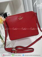 KATE SPADE CROSSBODY BAG แบรนด์ดังจากอเมริกาสุดฮิตของวัยรุ่น กระเป๋าสะพาย ขนาดน่ารักกำลังดี เปิดปิดด้วยซิปเดียวด้านบน ภายในมีช่องเล็ก1ช่อง ใส่มือถือได้ทุกรุ่นและกระเป๋าสตางยาวได้ ความยาวสาย 117cm ปรับได้ถึง5ระดับ รุ่นฮิตอีกรุ่นที่ไม่ควรพลาดเลยคร้า