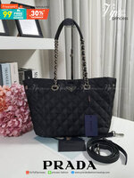 มาใหม่จากแบรนด์ Prada วัสดุทำจากผ้า Nylon ตามแบบฉบับของแบรนด์ รอบนี้มากับ ทรงHand bag มาพร้อมสายสะพายยาวCrossbody **ปรับปากกระเป๋าได้สองแบบ ด้วยกระดุมข้าง คุ้มมากคะ เปิดปิดด้วยกระดุม ภายในบุผ้าลายแบรนด์ มีช่องซิปใส่ของแยก2ช่อง จุของได้เยอะ ใบเดียวใช้ได้ทุ
