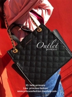 CHARLES & KEITH HANDBAG กระเป๋าถือหรือสะพายดีไซน์สวยหรูวัสดุหนังคาเวียร์อยู่ทรง ด้านหน้ามีโลโก้ ด้านข้างมีช่องใส่ของ มีหูจับถนัดมือ พร้อมสายสะพายโซ่มีที่รองบ่าสามารถใช้สายคู่สะพายไหล่หรือสายเดี่ยว Crossbody ได้ มีหมุดรองฐานกันรอย ภายในมีช่องซิปเเละช่องใส่