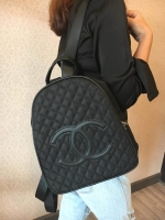 รุ่นใหม่ค้า New item! กระเป๋าเป้ทรงน่ารักจากงาน Premium gift สุดหรู แบรนด์ชาแนล โดดเด่นด้วย รูปทรงน่ารัก ขนาดกำลังดี หนังนิ่ม ด้านหน้าปั้มแบรนด์ด้วยหนัง PU ด้านในเปิดด้วยซิปโซ่ CC มีช่องใส่ของแบ่งเป็น 2 ช่องใหญ่ ด้านหลังสายสะพายยาวปรับได้ เป็นอีกไอเท็ม ที