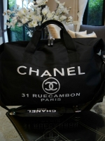 Must Have Now!!! กับ ไอเท็มที่ต้องมีติดตู้!! Chanel VIP Extra Large Tote/Duffle Bag กระเป๋าเดินทางแบบถือ ทรงยอดฮิต กันน้ำได้เต็มใบ 100% ด้านหน้าสกรีนโลโก้แบรนด์ เปิดปิดด้วยซิป ด้านในส่ของได้จุใจ มีช่องใส่ของเป็นสัดส่วน แถมมีช่องพิเศษใส่รองเท้าได้อีกด้วยคะ
