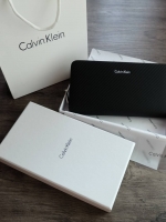 Calvin Klein Long Wallet กระเป๋าสตางค์ใบยาวซิปรอบ ภายในมีช่องใส่ธนบัตร, รูป, บัตร และช่องซิปใส่เหรียญ จะมอบเป็นของขวัญหรือใช้เองก็แนะนำเลยค่ะ