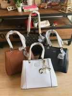 GUESS KAMRYN tote bag shoulder bag กระเป๋าถือหรือคล้องไหล่ ใบใหญ่ วัสดุหนังลายSaffiano ช่องหลักเปิดปิดด้วยซิปเดียว ภายในบุผ้าสกรีนโลโก้ แบ่งช่องใหญ่ใช้งาน2ช่อง มีช่องเล็กและช่องซิปแยกเป็นสัดส่วน ด้านหลังมีช่องซิปเพิ่ม1ช่อง หูสูง24cm ชอบใบใหญ่จุได้เยอะ ใบน