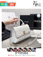 CHANEL Coco Small Top Handle Bag กระเป๋าสะพายสุดคลาสสิค สวยหรูพร้อมมือจับในตัว อะไหล่ทองสวยมาก มาพร้อมกล่อง อปก ครบเซ็ท รอบนี้จัดราคาพิเศษสุดคุ้มค่ะ โดดเด่นและดูแพง ไม่อยากให้พลาดเลยน้า