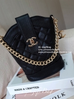 สวยหรูคลาสสิค **มีสายให้สองแบบ CHANEL VIP GIFT CROSSBODY BAG งาน CHANEL VIP GIFT ของแท้ 100% จากเคาเตอร์แบรนด์ CHANEL ทรงสวย ขนาดกำลังดี วัสดุหนัง CAVIER PU เปิดปิดด้วยกระดุมหน้าแบบบิดปลอดภัยหายห่วง ด้านในมีซิปอีกชั้น อะไหล่ทอง หัวซิปปั้มแบรนด์ ด้านในใส่โ