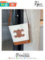 CELINE SMALL BUCKET CUIR TRIOMPHE IN TEXTILE / CELINE CROSSBODY VIP วัสดุ TRIOMPHE CANVAS สีขาวตัดกับโลโก้หนังสวยอยู่ทรงวางตั้งได้สบาย