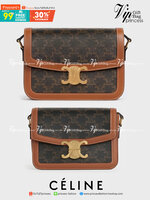 VIP 】𝗖𝗘𝗟𝗜𝗡𝗘 CROSSBODY VIP GIFT MEDIUM/TEEN TRIOMPHE BAG IN TRIOMPHE CANVAS AND CALFSKIN มี 2 ขนาด งานสวยอยู่ทรงเปิดปิดด้วยตัวล้อคด้านหน้า ภายในมีช่องใส่ของหลัก พร้อมช่องซิป ใส่กระเป๋าสตางค์กลาง + มือถือได้ ท