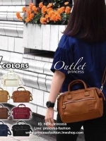 Anello polyester 2 way mini boston bag จากแบรนด์ดังในประเทศญี่ปุ่น กระเป๋าสไตล์คลาสสิค มีโครงปากกระเป๋ากว้างเป็นสัญลักษณ์ วัสดุหนังpu กันน้ำได้ ภายในมีช่องใหญ่และช่องเล็กด้านข้าง2ช่อง เปิดปิดด้วยซิปคู่ มีตัวล้อคที่หูจับ ด้านหน้ามีช่องซิปเล็กใช้งานได้จริง 