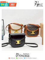 CELINE Teen BESACE in Triomphe canvas and leather กระเป๋าสะพายข้าง รูปทรงย้อนยุค สไตล์วินเทจลัคชู ภายในเป็นช่องโล่ง มีช่องย่อยให้อีก เป็นไอเท็มที่ควรต้องมีจริงๆ