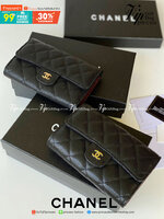 หนังแท้ CHANEL WALLET รุ่นยอดนิยมไอเท็มฮิตวัสดุหนังคาเวียร์สวยคลาสสิคเปิดปิดด้วยฝาปิดกระดุมด้านหน้ามีโลโก้แบรนด์อะไหล่ทอง/เงินสวยหรู ภายในสีแดงเบอกันดี้ มีช่องซิปด้านในเรียกว่าใบเดียวจบ เป็นใบยอดนิยมของสาวๆ เลยค่าา พร้อมส่งที่ไทยไม่ต้องรอพรีฯ สาวก Chanel 